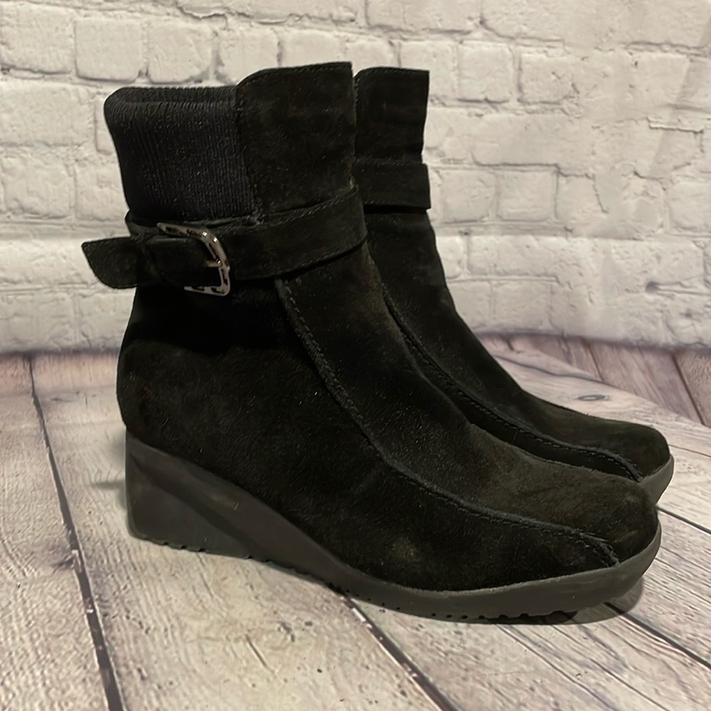Blondo Women's black suede wedge heel booties Sz9M